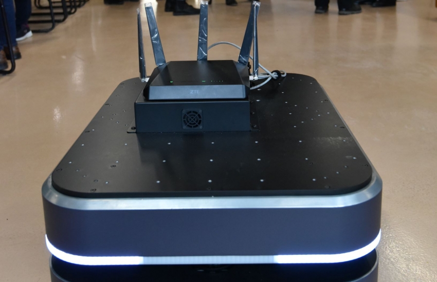 Autonomous Guided Vehicle running on the 5G-ready network