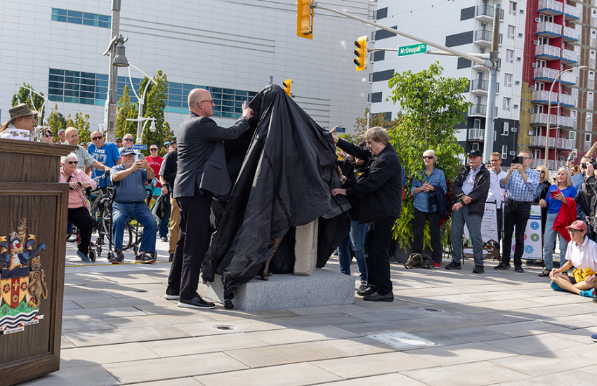 Mayor Drew lifting cover on statue